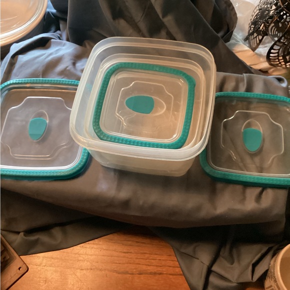 Plastic food storage containers - Picture 3 of 7